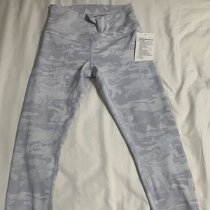NWT LULULEMON White Camo Wunder Under 23” leggings
